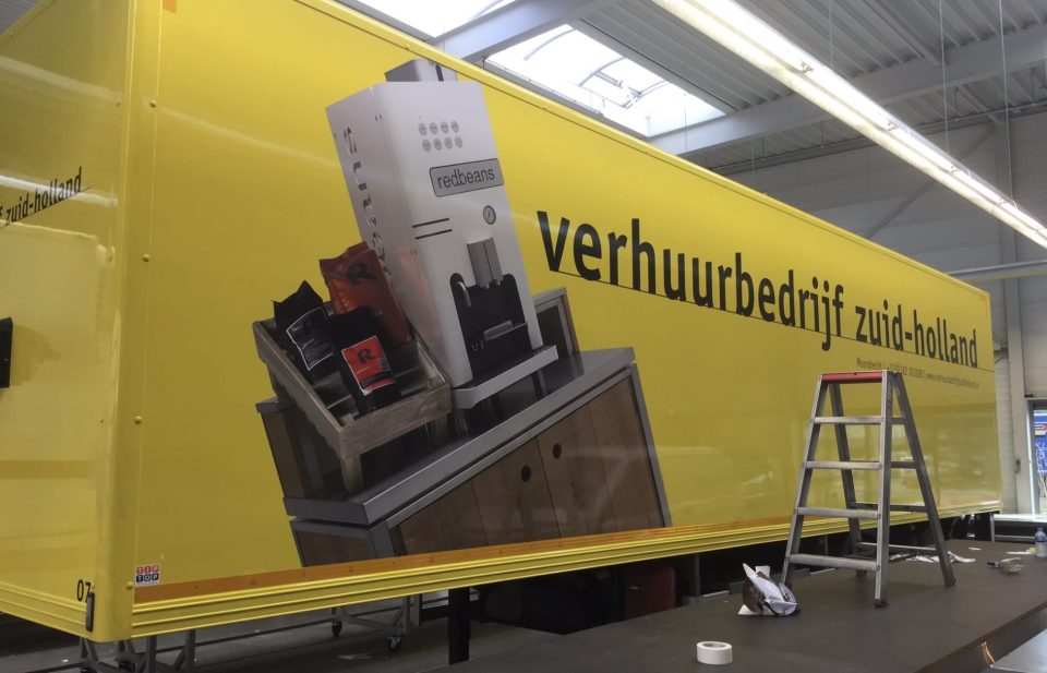 trailer met reclame stickers